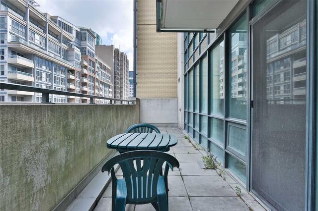 1003 - 263 Wellington St, Condo with 2 bedrooms, 1 bathrooms and 1 parking in Toronto ON | Image 11
