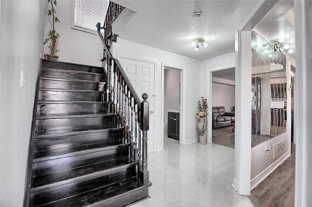 36 Zafarullah Khan Cres, House detached with 5 bedrooms, 5 bathrooms and 5 parking in Vaughan ON | Image 4