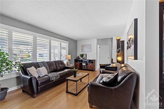 11 West Herrington Court, House detached with 4 bedrooms, 2 bathrooms and 5 parking in Ottawa ON | Image 3