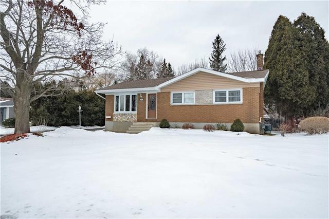 919 Queen Street, House detached with 4 bedrooms, 1 bathrooms and 3 parking in Cornwall ON | Image 1