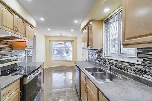 39 Nottawasaga Cres, House semidetached with 3 bedrooms, 4 bathrooms and 5 parking in Brampton ON | Image 2