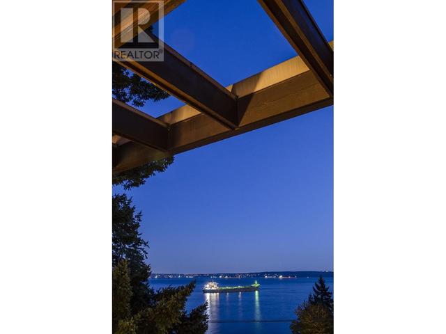 4651 Marine Drive, House detached with 4 bedrooms, 3 bathrooms and 2 parking in West Vancouver BC | Image 32