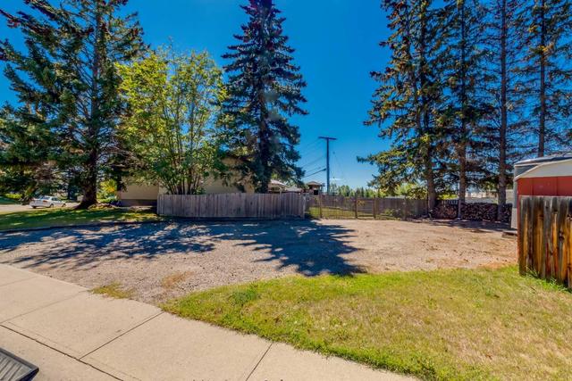 6003 Lewis Drive Sw, House detached with 4 bedrooms, 2 bathrooms and 3 parking in Calgary AB | Image 45