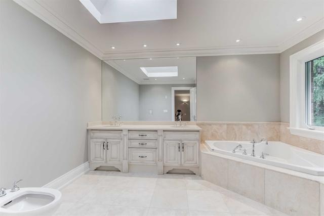 7 Geranium Crt, House detached with 4 bedrooms, 5 bathrooms and 6 parking in Toronto ON | Image 8