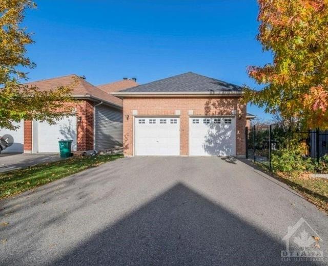 1464 Queensdale Avenue, House detached with 3 bedrooms, 3 bathrooms and 6 parking in Ottawa ON | Image 2