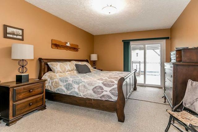 10 Wesley St, House detached with 3 bedrooms, 3 bathrooms and 5 parking in Barrie ON | Image 3