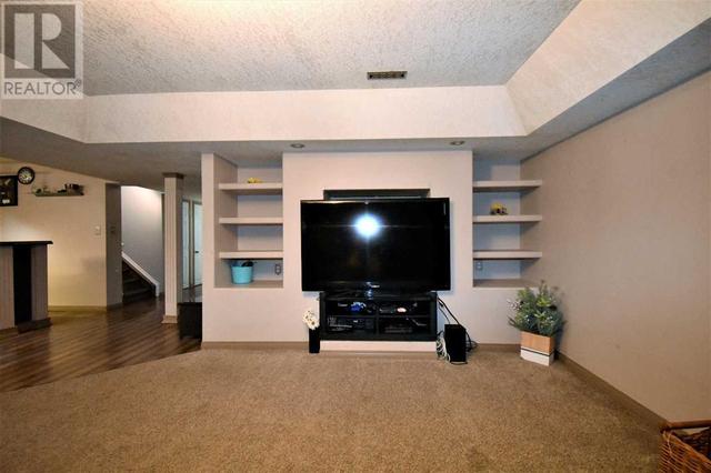 family room | Image 30
