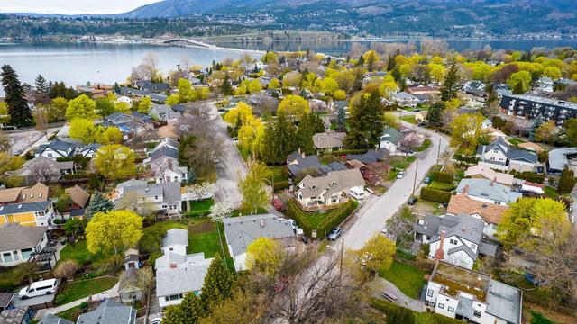 1972 Knox Crescent, House detached with 4 bedrooms, 2 bathrooms and 2 parking in Kelowna BC | Image 38