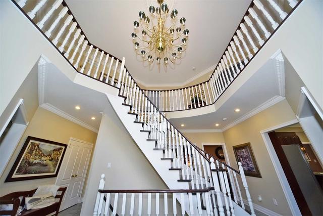 83 Ayton Cres, House detached with 4 bedrooms, 3 bathrooms and 6 parking in Vaughan ON | Image 2
