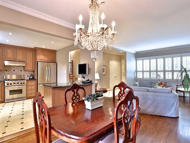 84 Overbank Cres, House detached with 3 bedrooms, 2 bathrooms and 3 parking in Toronto ON | Image 4