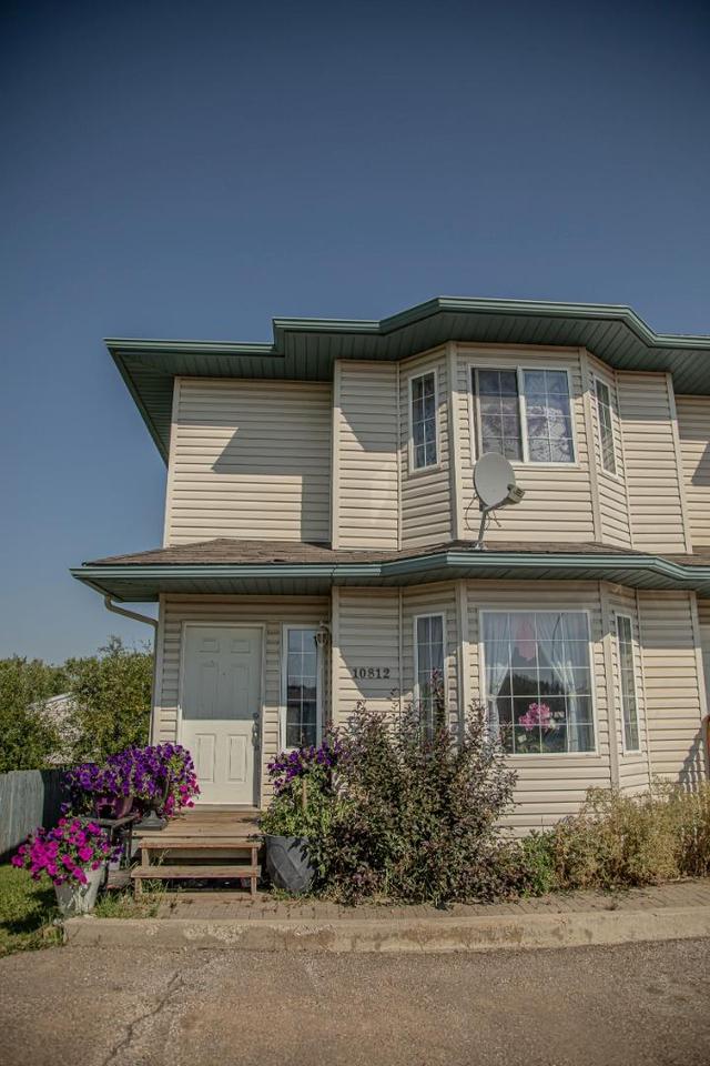 10812 100 Avenue, Home with 4 bedrooms, 2 bathrooms and 2 parking in Mackenzie County AB | Image 2