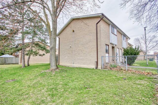 176 Fleetwood Cres, Townhouse with 3 bedrooms, 2 bathrooms and 1 parking in Brampton ON | Image 20