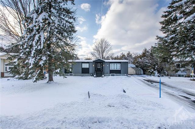 27 Lazy Nol Court, House detached with 3 bedrooms, 2 bathrooms and 8 parking in Ottawa ON | Image 1
