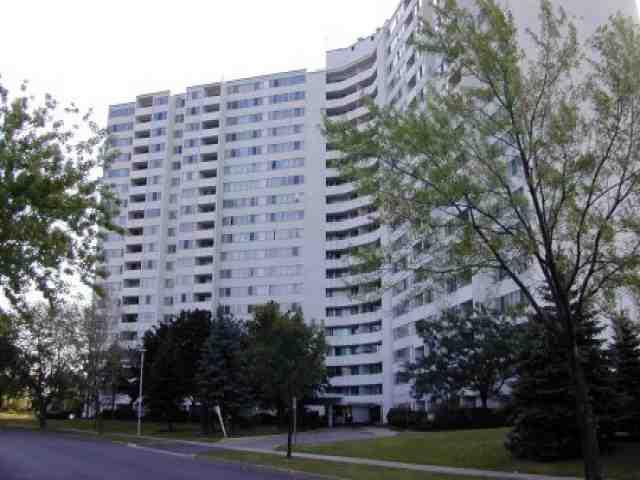 1903 - 530 Lolita Gdns, Condo with 3 bedrooms, 1 bathrooms and 2 parking in Mississauga ON | Image 1