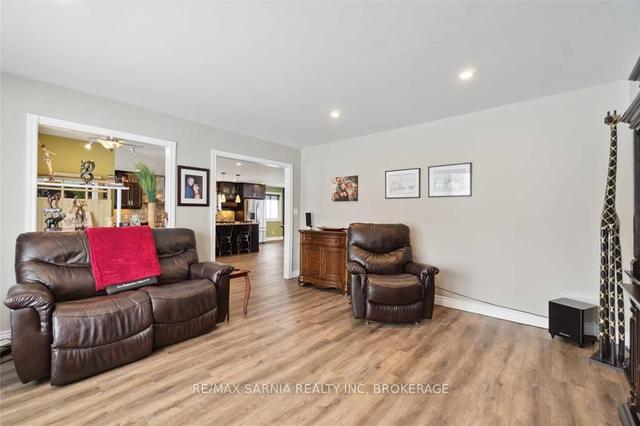 2231 Churchill Line, House detached with 4 bedrooms, 2 bathrooms and 10 parking in Sarnia ON | Image 6