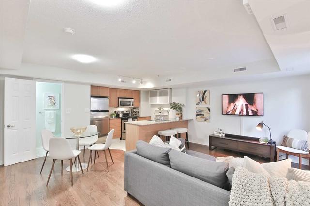 121 - 11 Ruttan St, Townhouse with 2 bedrooms, 2 bathrooms and 1 parking in Toronto ON | Image 2
