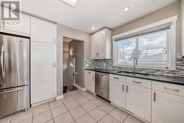110 Warwick Drive Sw, House detached with 1 bedrooms, 1 bathrooms and 5 parking in Calgary AB | Image 4