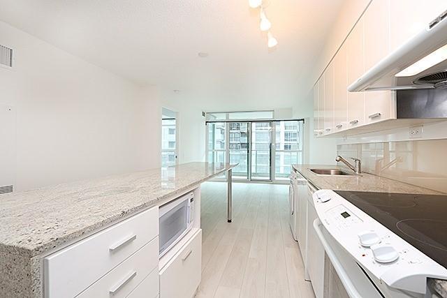 1011 - 15 Singer Crt, Condo with 1 bedrooms, 2 bathrooms and 1 parking in Toronto ON | Image 3