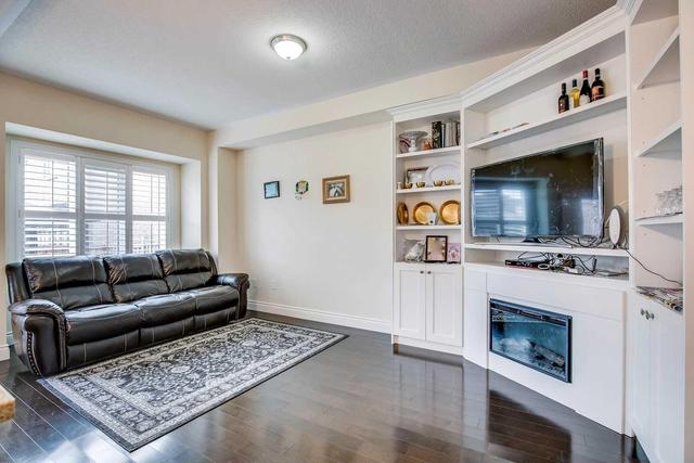 7416 Saint Barbara Blvd, House semidetached with 4 bedrooms, 4 bathrooms and 3 parking in Mississauga ON | Image 4