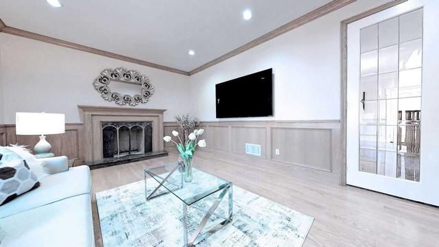 8 Lawnview Dr, House detached with 5 bedrooms, 7 bathrooms and 9 parking in Toronto ON | Image 4