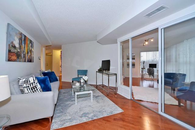 106 - 18 Concorde Pl, Condo with 2 bedrooms, 2 bathrooms and 1 parking in Toronto ON | Image 3