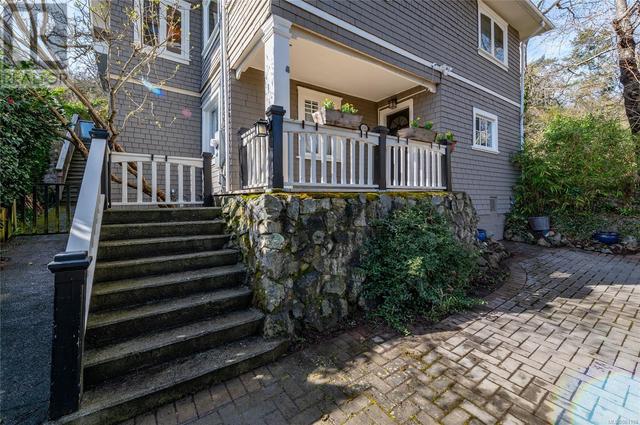 195 Sunny Lane, House detached with 3 bedrooms, 2 bathrooms and 3 parking in Oak Bay BC | Image 2