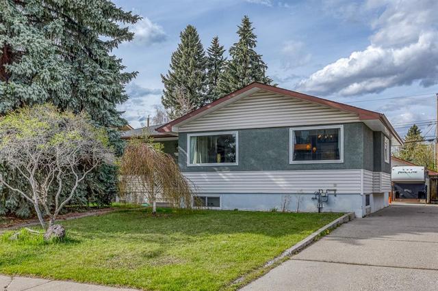 604 26 Avenue Ne, House detached with 5 bedrooms, 2 bathrooms and 2 parking in Calgary AB | Image 2