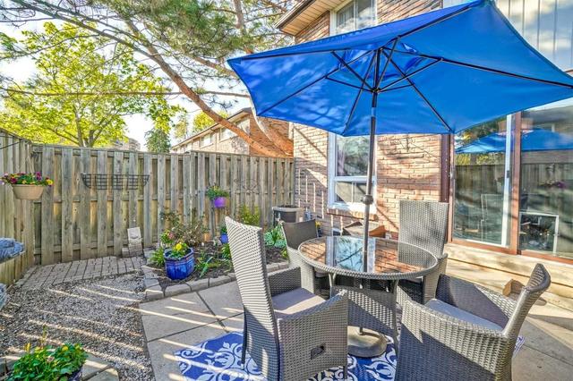 680 Regency Crt, Townhouse with 3 bedrooms, 2 bathrooms and 2 parking in Burlington ON | Image 32