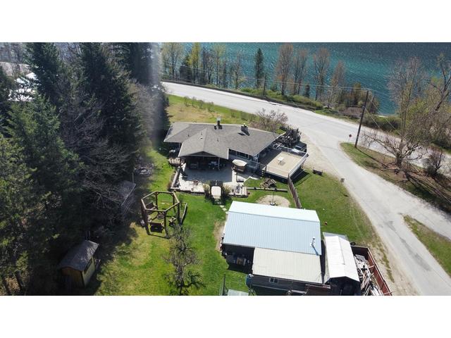 3583 Broadwater Rd, House detached with 3 bedrooms, 3 bathrooms and null parking in Central Kootenay J BC | Image 4