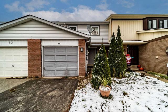 88 Burns Circ, House attached with 3 bedrooms, 1 bathrooms and 2 parking in Barrie ON | Card Image