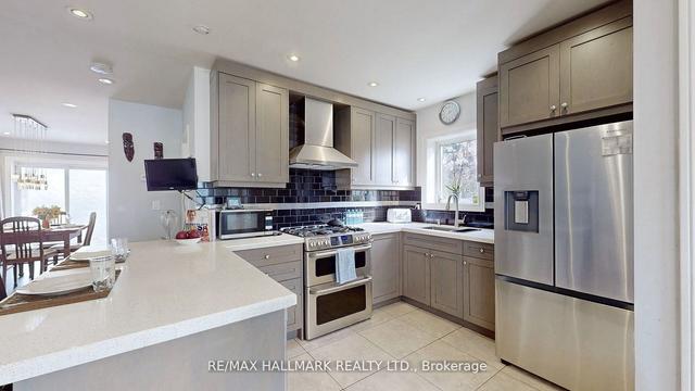 93 Poplar Rd, House detached with 2 bedrooms, 2 bathrooms and 4 parking in Toronto ON | Image 4