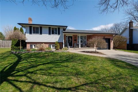 7937 Regent Court, House detached with 3 bedrooms, 2 bathrooms and 5 parking in Niagara Falls ON | Card Image