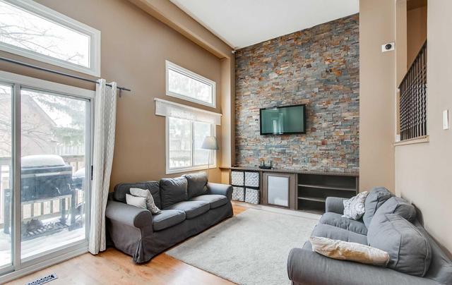 69 Collins Cres, Townhouse with 3 bedrooms, 3 bathrooms and 1 parking in Brampton ON | Image 3