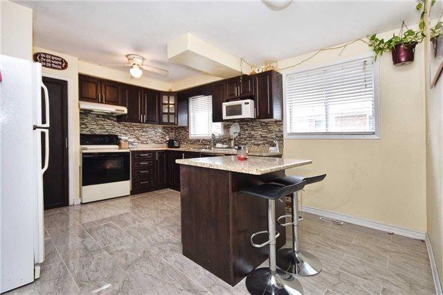 3180 Mallbridge Cres, House semidetached with 3 bedrooms, 2 bathrooms and 2 parking in Mississauga ON | Image 1