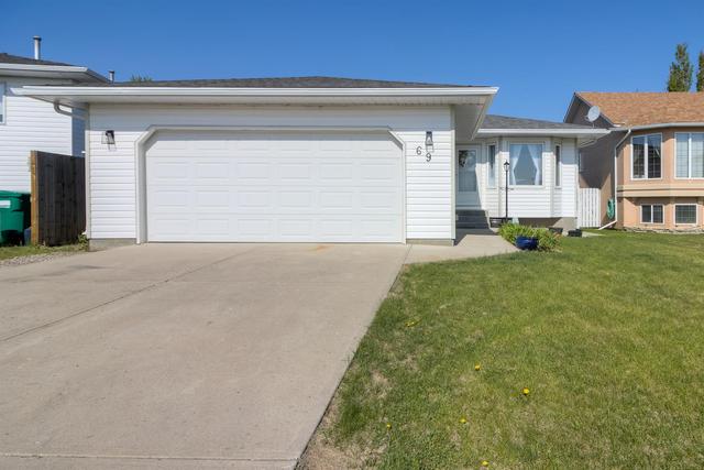 69 Mt Rundle Way W, House detached with 4 bedrooms, 3 bathrooms and 4 parking in Lethbridge AB | Image 2