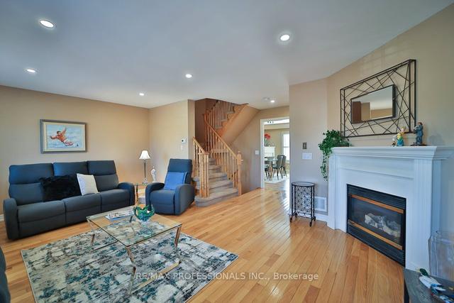 3319 Southwick St, House attached with 3 bedrooms, 3 bathrooms and 3 parking in Mississauga ON | Image 37