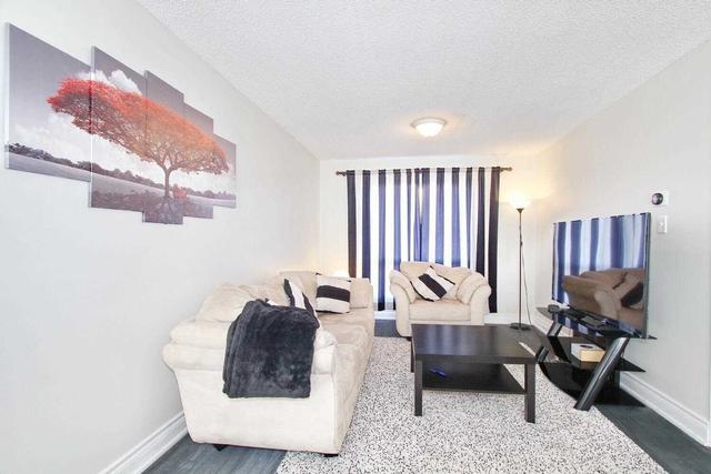 14 Cashel St, House detached with 3 bedrooms, 2 bathrooms and 3 parking in Brampton ON | Image 3