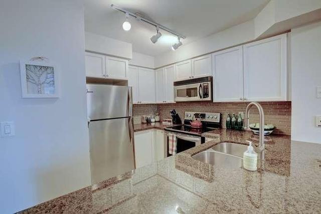 404 - 245 Davisville Ave, Condo with 1 bedrooms, 1 bathrooms and 1 parking in Toronto ON | Image 3