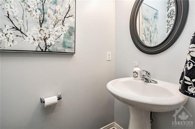 411 Fosterbrook Avenue, Townhouse with 3 bedrooms, 2 bathrooms and 2 parking in Ottawa ON | Image 5