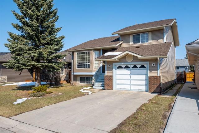 28 Martinwood Mews Ne, House detached with 3 bedrooms, 1 bathrooms and 2 parking in Calgary AB | Card Image