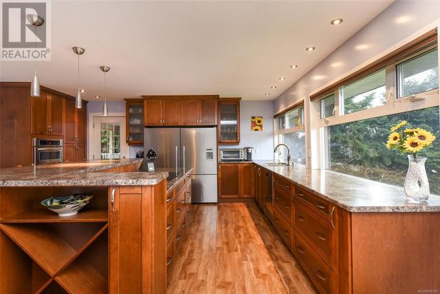 3828 Laurel Dr, House detached with 4 bedrooms, 2 bathrooms and 6 parking in Comox Valley A BC | Image 6