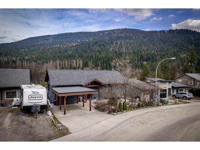 2430 Perrier Lane, House detached with 4 bedrooms, 3 bathrooms and 2 parking in Nelson BC | Image 69