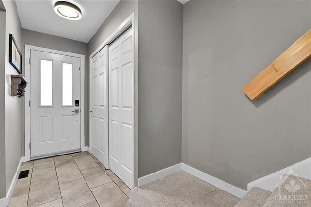 1437 Deavy Way, Townhouse with 3 bedrooms, 2 bathrooms and 3 parking in Ottawa ON | Image 2