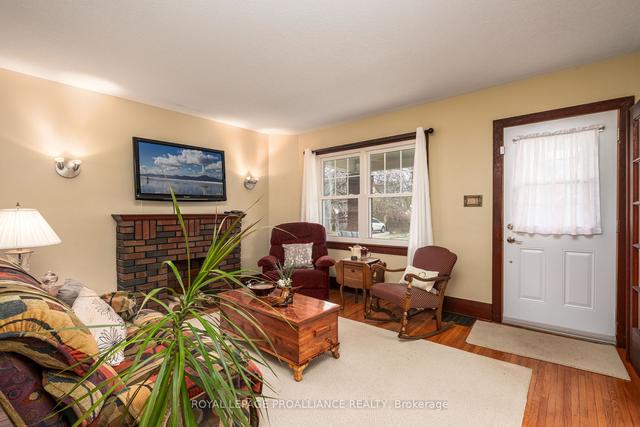 28 Toronto St, House detached with 4 bedrooms, 3 bathrooms and 5 parking in Kingston ON | Image 3