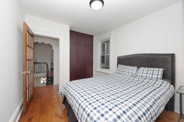 220 Ontario St, House attached with 3 bedrooms, 2 bathrooms and 1 parking in Toronto ON | Image 3