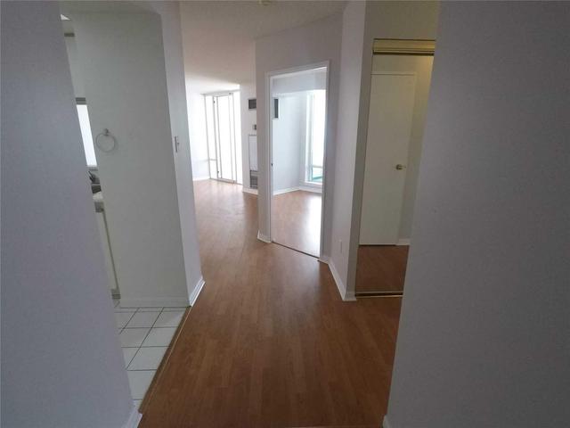 2201 - 550 Webb Dr, Condo with 2 bedrooms, 1 bathrooms and 1 parking in Mississauga ON | Image 1