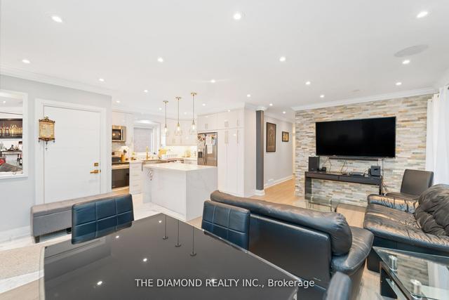10 Compton Dr, House detached with 3 bedrooms, 4 bathrooms and 8 parking in Toronto ON | Image 2