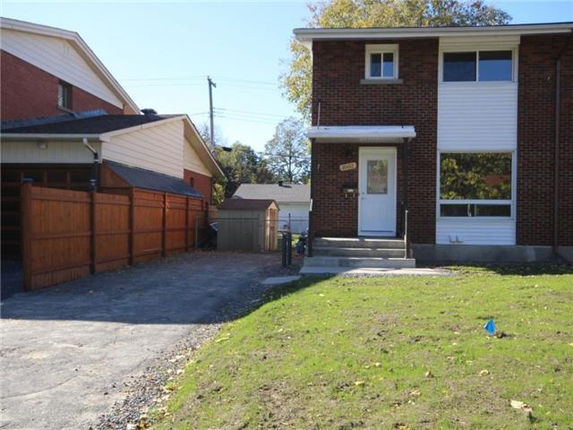 1002 Mossdale St, House semidetached with 3 bedrooms, 2 bathrooms and 2 parking in Ottawa ON | Image 1