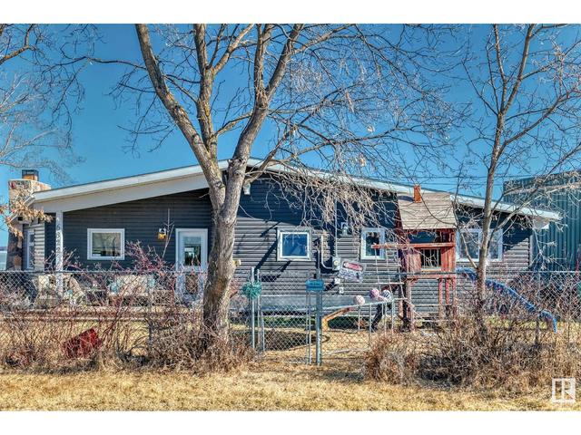 6822 50th Av, House detached with 2 bedrooms, 1 bathrooms and 4 parking in Lac Ste. Anne County AB | Image 2
