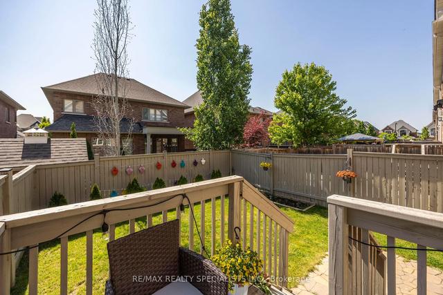 28 Isherwood Cres, House attached with 3 bedrooms, 3 bathrooms and 3 parking in Vaughan ON | Image 35